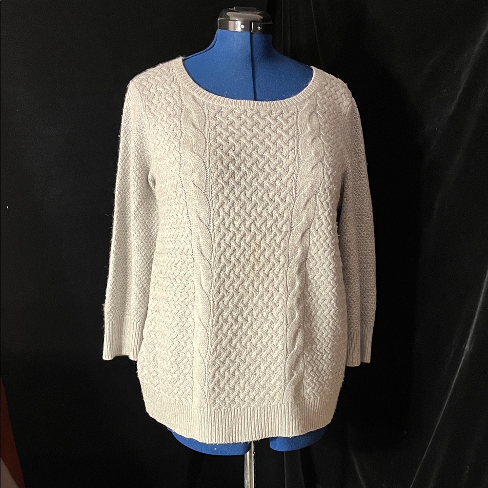 LOFT Women's Grey Cable Knit Sweater
Size XL Excellent condition